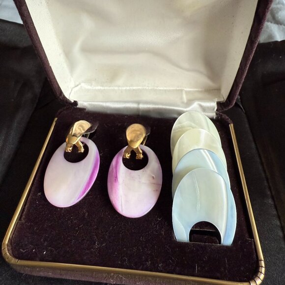 Vintage interchangeable clip-on earrings with classic vintage-style jewelry box - Picture 1 of 2